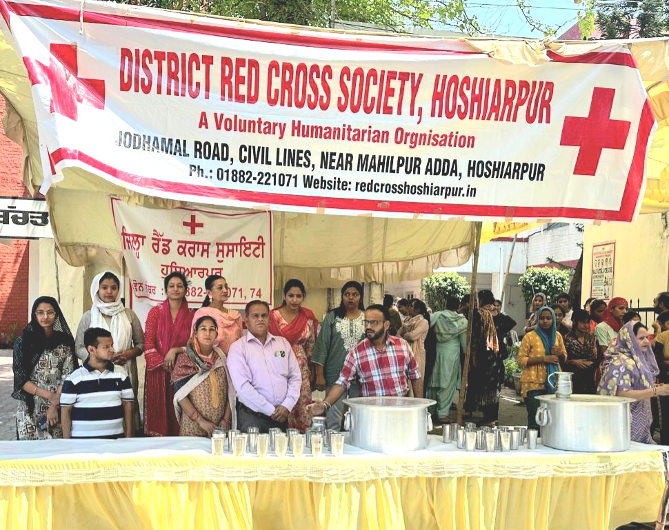 'विश्व रक्तदाता दिवस' के अवसर पर रेडक्रॉस कार्यालय में लगाई गई ठंडे-मीठे पानी की छबील